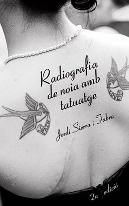 RADIOGRAFIA DE NOIA AMB TATUATGE